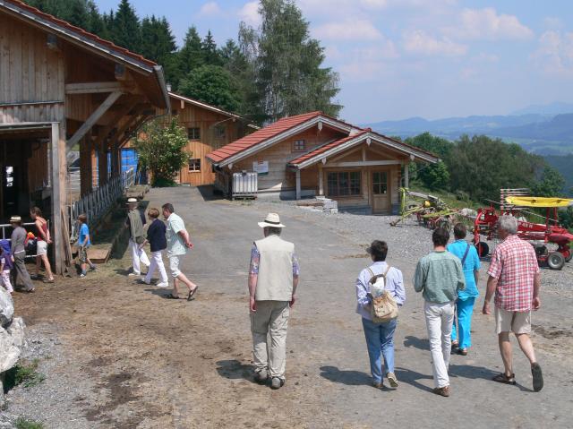 Auf dem Weg in die Käserei