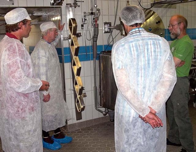 Zu Besuch in der Sennerei Brigels Zu Besuch in der Sennerei Brigels