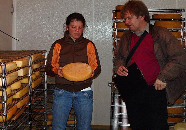 Mattigtaler Hofkäserei - Frau Schober im Käsekeller