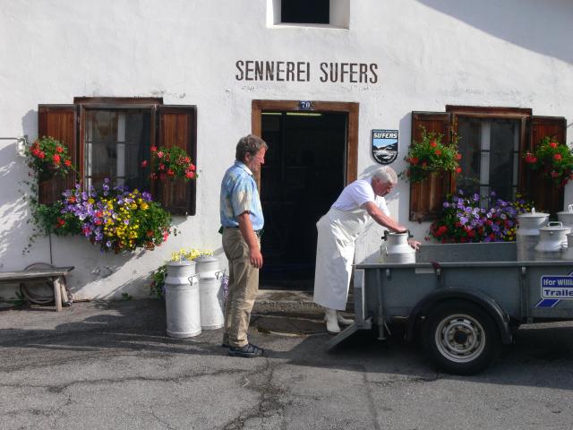 Rolf Schosser und Dionys Zinsly bei der Milchanlieferung in der Sennerei Sufers